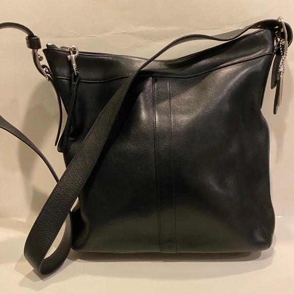Coach Handbags - Vintage Coach black leather Hobo slim duffle